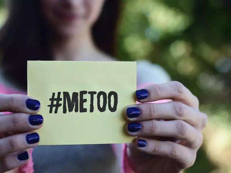 一对手举着一张纸条的特写:#METOO